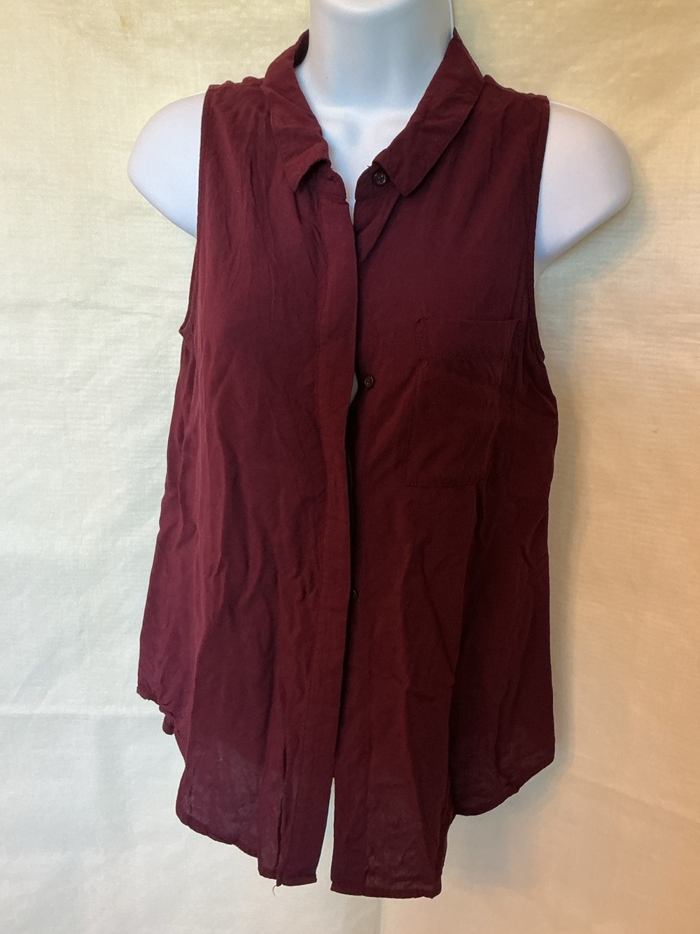 Old Navy Sleeveless Button-Down Shirt in Burgundy